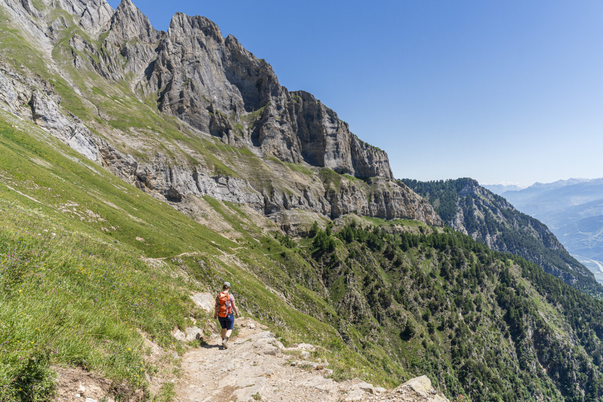 Circular trail around the Grand Chavalard
